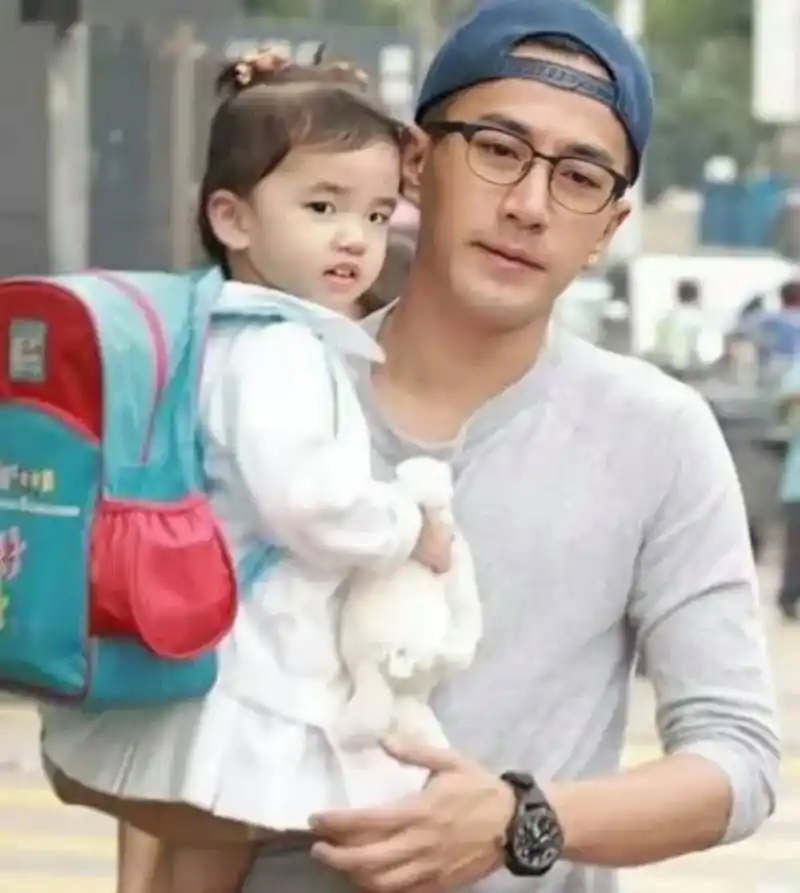 转眼之间,小糯米都长这么大了 仔细看照片,和杨幂还是挺像的,特别是图