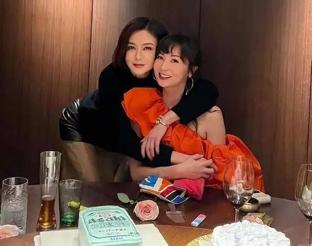 关之琳生活聚会照公开,一群姐妹都很会保养,名媛邱李茂琪露面_顾纪筠