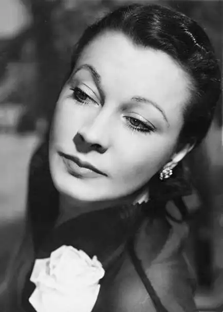 1956年,好莱坞女神费雯丽与梦露合影,相差13岁,优雅和性感谁赢