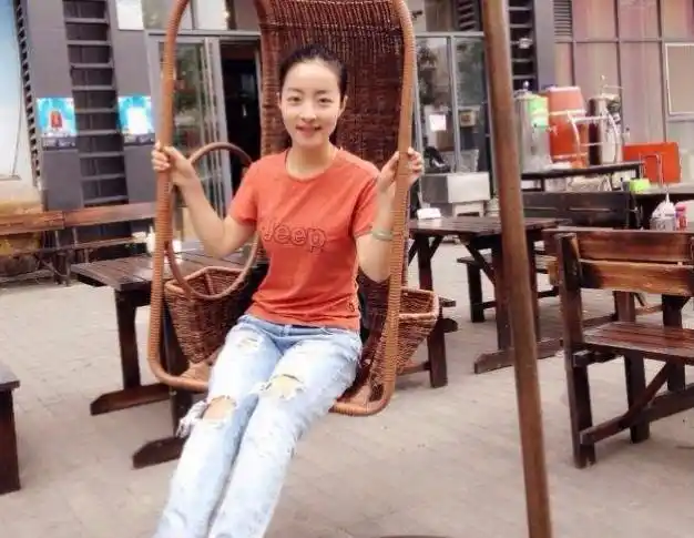 牛仔裤,简约的少女装凸显出王小妮的清纯气息无论是王小妮还是王二妮