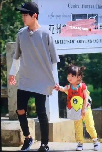 易烊千玺照顾孩子图片有,像爸比一样好温柔