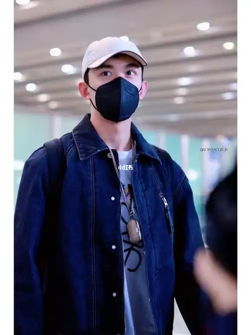 吴磊今日回国穿搭,少年感十足!
