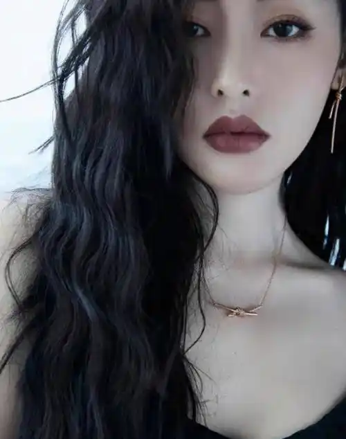 张天爱身穿黑色吊带裙大秀好身材!