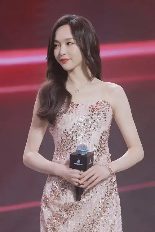 唐嫣抹胸亮片裙造型生图,端庄优雅迷人!