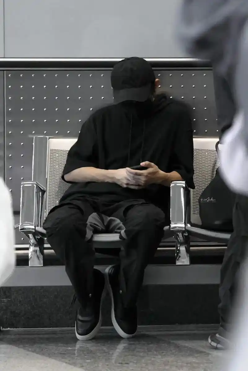 "感觉至上"#易烊千玺米兰时装周 #机场照 @抖音小助手 - 抖音