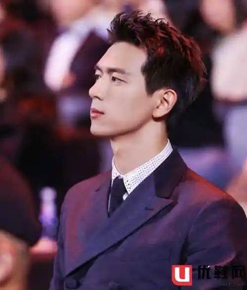 挽着王俊凯搂着王源,还贴心照顾两位女星-优鞋网