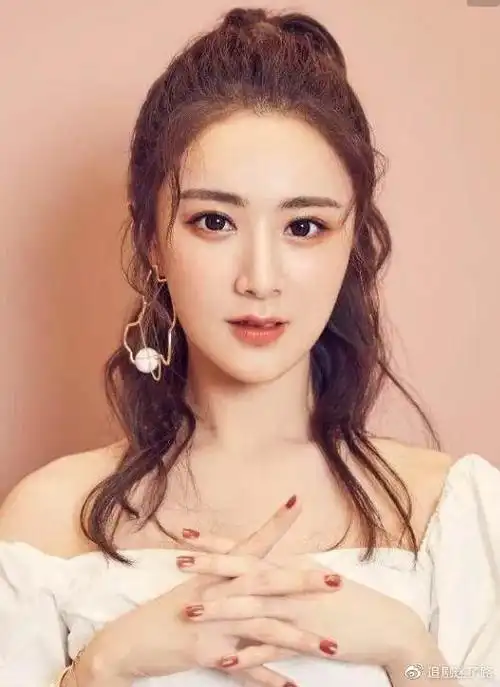 瓜子脸失宠了!看了薇娅和戚薇同框,不得不说"圆脸"姑娘最好命