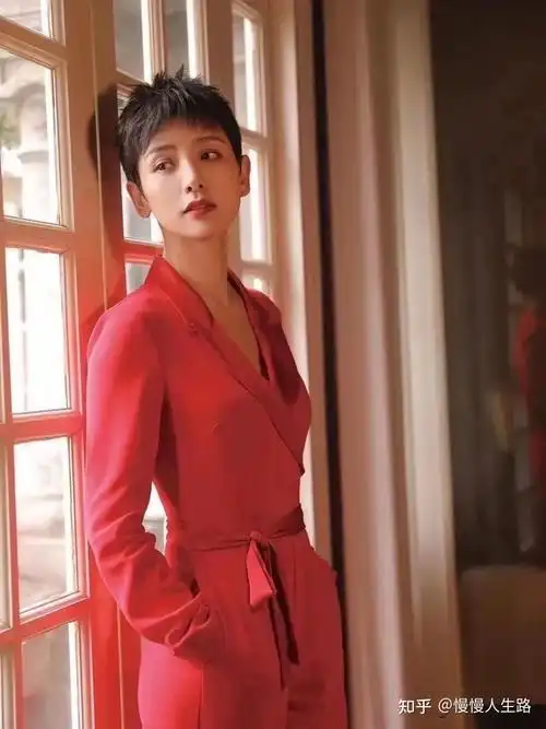 刘恺威现任女友太美了!40岁穿抹胸裙甜美俏皮,气质一点不输杨幂