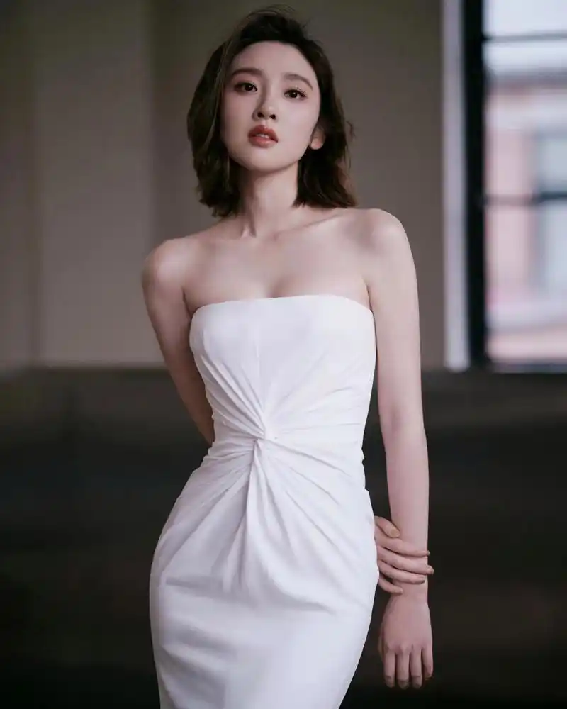 唐艺昕身材颜值都不错,就是没有拍到一部当红作品!