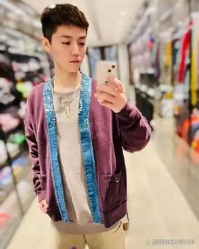 这一发型的改变引起了人们的关注,而鹿晗最近频繁