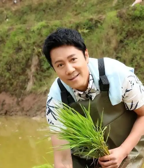 55岁蔡国庆晒二胎正脸照,5岁庆宝浓眉大眼像爸爸,比哥哥还帅气