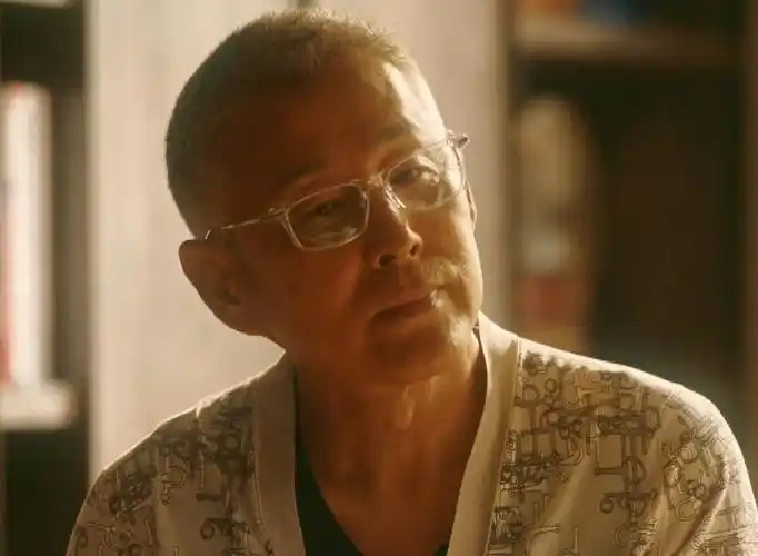 得罪造型师?《流金岁月》陈道明脸又黑又亮,衣品更是一言难尽