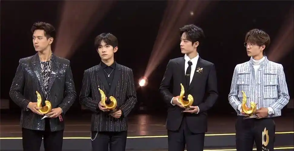 李现王一博肖战易烊千玺上演"神仙同框",李艾忍不住全程姨母笑_人气