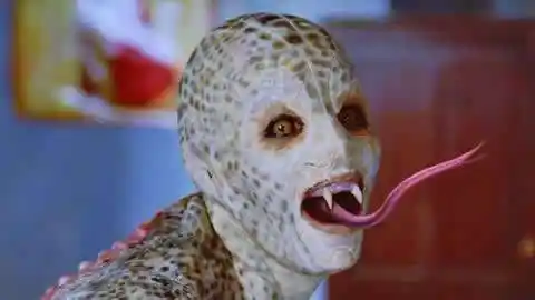 锦灰电影馆  :美女蛇变异成怪兽攻击人类,化身少女诱惑众生,蛇怪物还