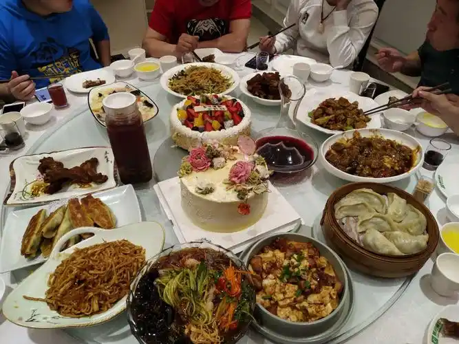 2019.4.28日在大连蔡府酱骨为老伴及二女儿生日宴,祝老伴健康长寿!