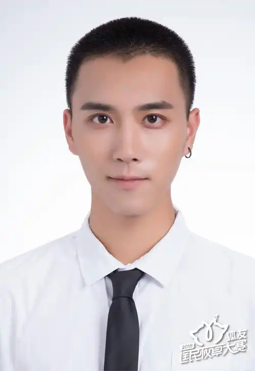 即使留着寸头颜值也能秒杀你,这个小哥哥的眼睛有星星在闪耀哎!