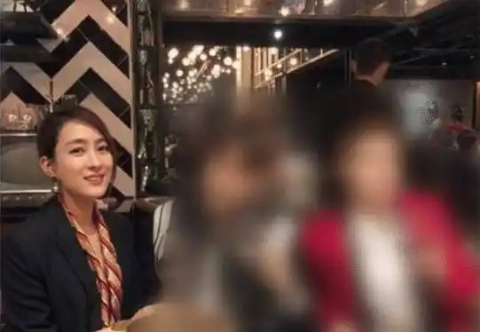 原创马苏独自约会俩鲜肉一脸享受大姐范十足网友留图不留码