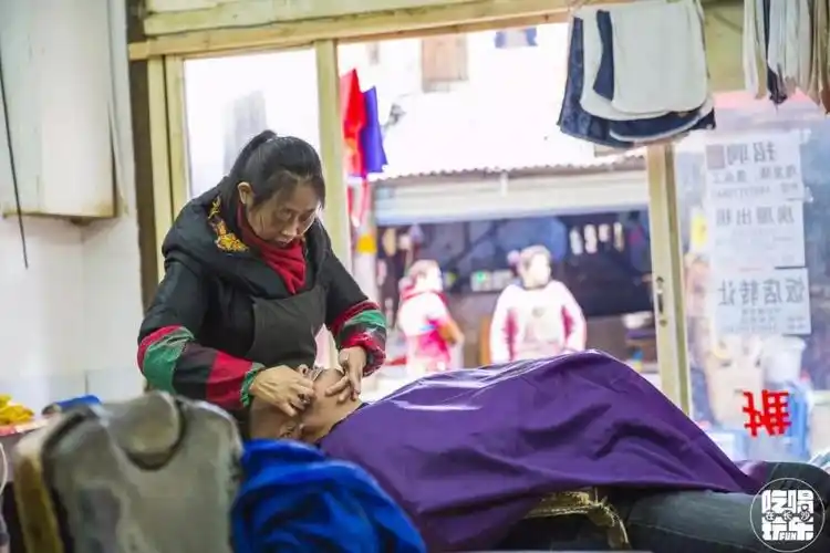 在新潮的理发店推销办卡的时候,老板娘一直坚持10块钱剃头 刮脸服务,"