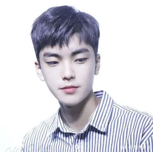 8款"高发际线"男生发型,修饰脸型,随便剪一款都能提升帅气