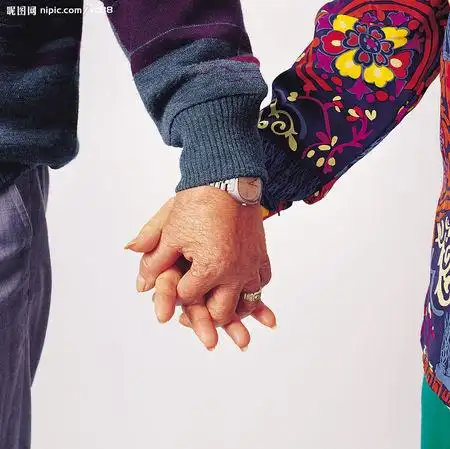 求老夫妻牵手的背影照片