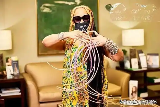 美国一女子指甲长73米美甲需20个小时28年未剪她如何生活