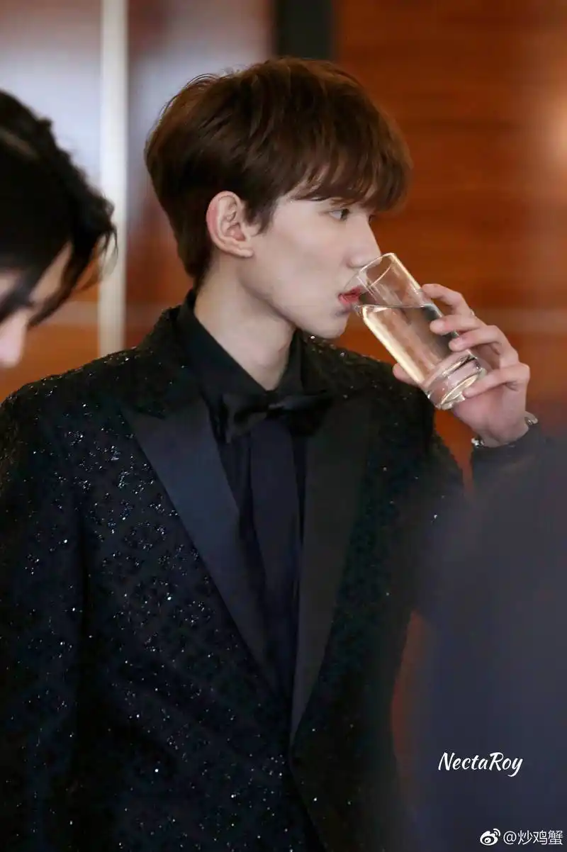 【王源喉结杀】  精品喉结与绝美声线的契合,少年的嗓子一定是被