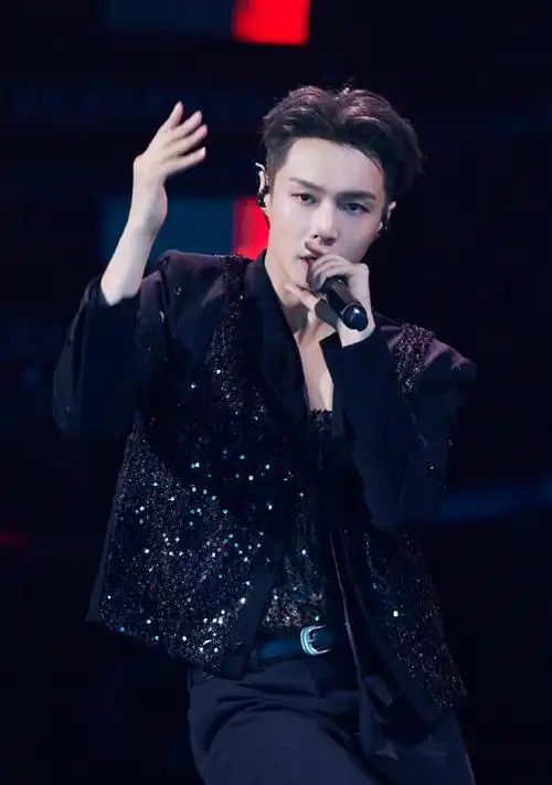张艺兴四季惊喜夜#舞台热烈,紫海温柔.