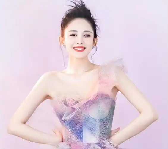 随后,古力娜扎的感情生活就成为了公众热议的话题.