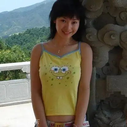 柳岩罕见旧照曝光性感难寻小眼大脸再惹整容质疑