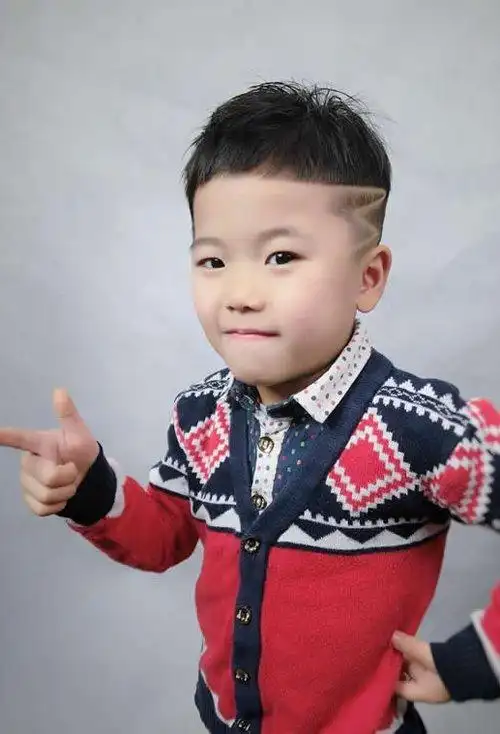 小男孩短头发无刘海发型打造左边雕刻出的图案,成功打造出孩子的可爱