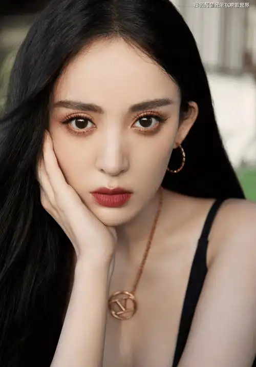 惊艳绝美!31岁古力娜扎引领时尚潮流,谁看了不心动