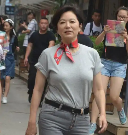 68岁林青霞疑不穿内衣惹争议与男友人合影坐c位被嘲胖如大妈