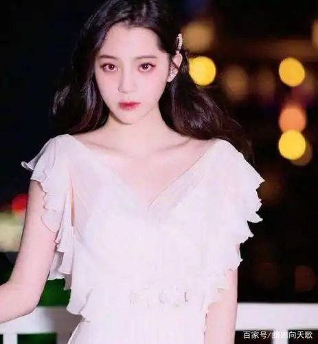 欧阳娜娜写真照晒出,看清照片后,网友:简直就是高贵的公主