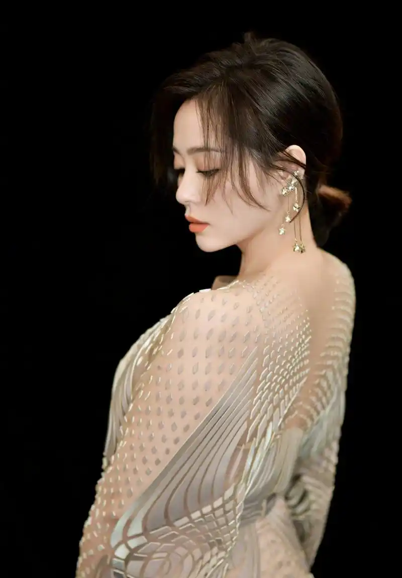 张靓颖不过是把头发剪短一点,配一袭白色裙,就美得让人移不开眼