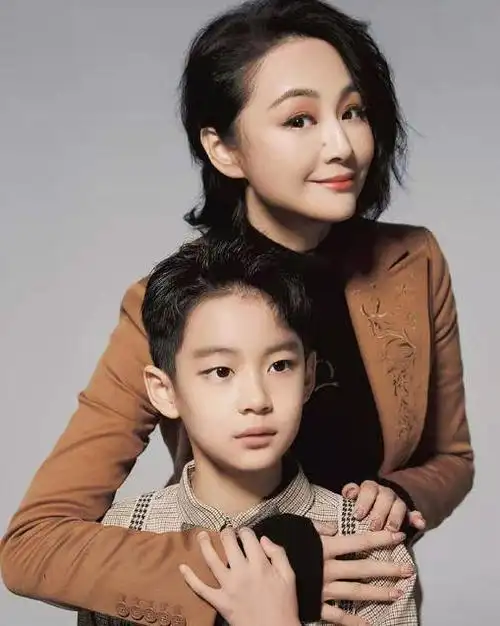 曹颖罕见跟儿子拍大片王子穿背带裤太有贵气不愧是最帅星二代