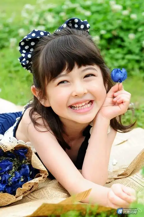 可爱混血萌小萝莉萌美郊外清新写真