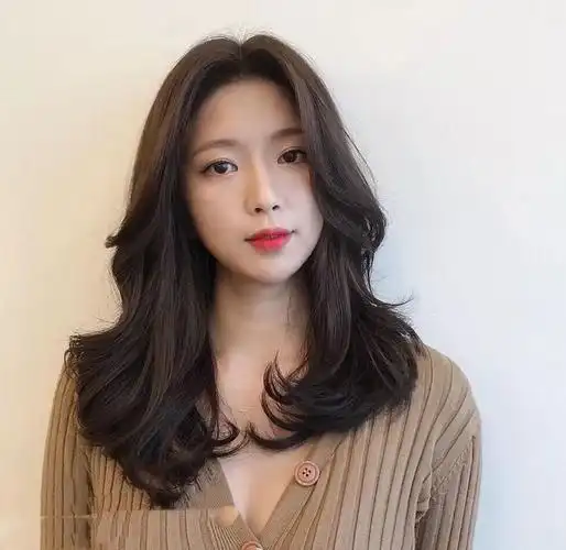 微卷八字刘海发型气质中长发不显老