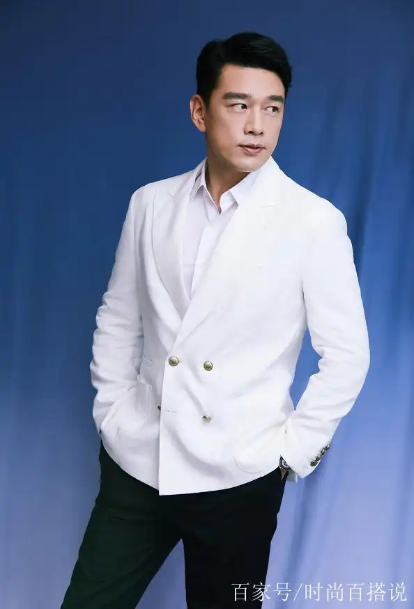 王耀庆虽然穿的挺正经的,但却有点"喜感",商务休闲造型很个性