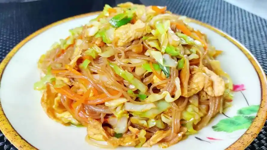 包菜炒粉丝家常做法,入味下饭,做法简单,粉丝不粘锅不坨