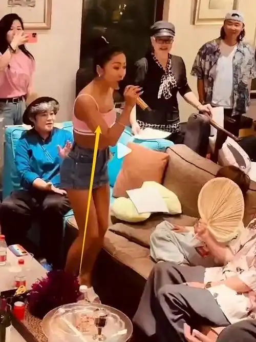 60岁刘欢豪宅宴请学员,吉克隽逸"露脐装"赴宴