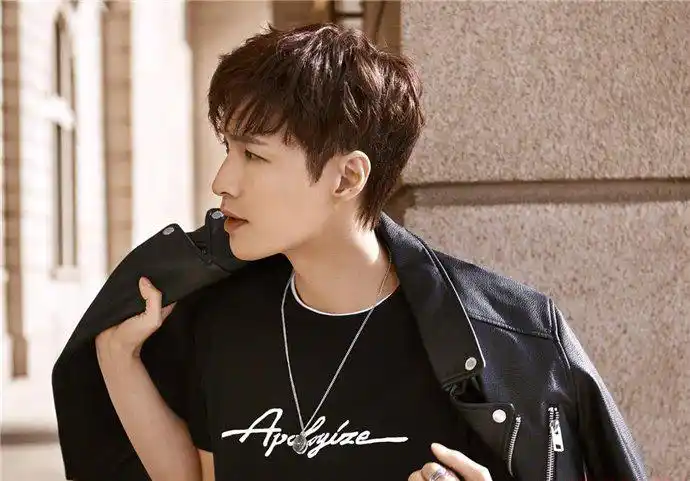 张艺兴的下面好大 张艺兴下面那个凸起图片 3