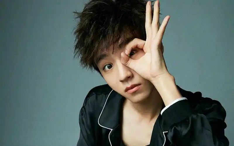 王俊凯帅气封面大片高清桌面壁纸