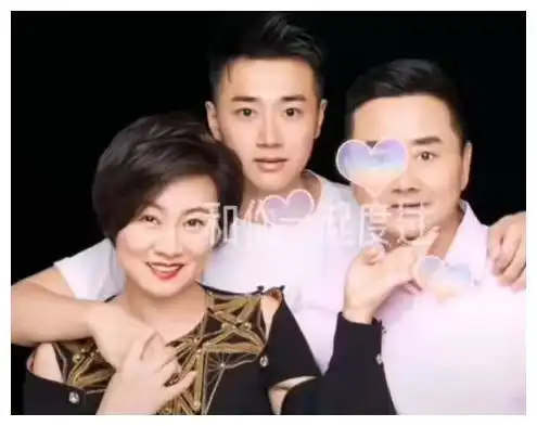 46岁赵海燕为老公庆生,老夫老妻腻歪比心超甜蜜,身后豪宅吸睛