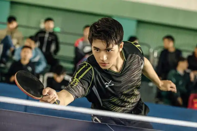 荣耀乒乓今日定档许魏洲zz身穿训练服汗洒赛场