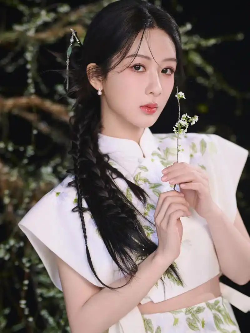 杨紫这款穿搭绝对带给你春日的气息 杨紫身穿一款白底的裙摆,经过翠