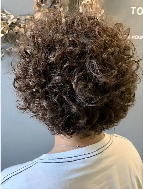 女人过了50岁,剪短发烫一烫就对了,洋气又时尚|烫发|卷发|脸型|染发