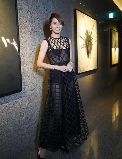 梁咏琪又轻松美出圈,短发搭印花裙清新优雅,美成了焦点_连衣裙_身材