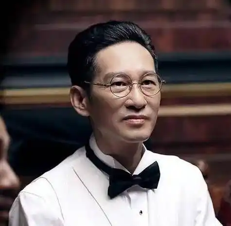 王劲松荣获优秀演员职称,曾怒批小鲜肉遭排挤,当了十年龙套_网友_小