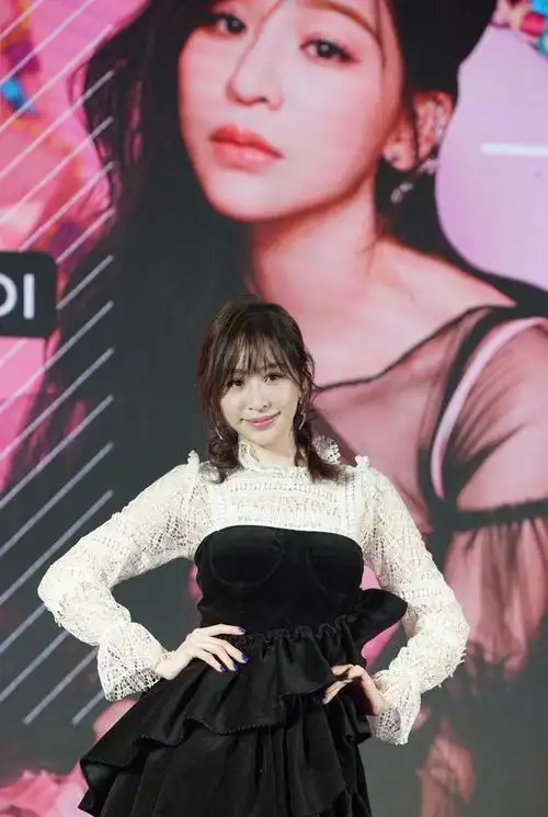 甜心教主王心凌近照显老白色毛衣甜美可人无奈眼角皱纹太明显