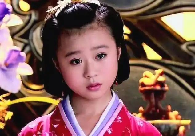 她出道时间很早,在她6岁的时候,就出演了第一部电视剧,自此进入娱乐圈